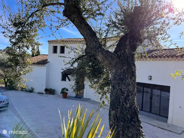 Villa Corniche con vistas al mar en St Tropez en Francia, Costa Azul, Les Issambres - villa Frente de la villa completamente independiente.