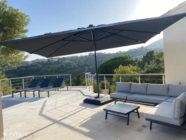 Villa Corniche con vistas al mar en St Tropez en Francia, Costa Azul, Les Issambres - villa Set de lanzamiento con sombrilla muy grande con iluminación LED.