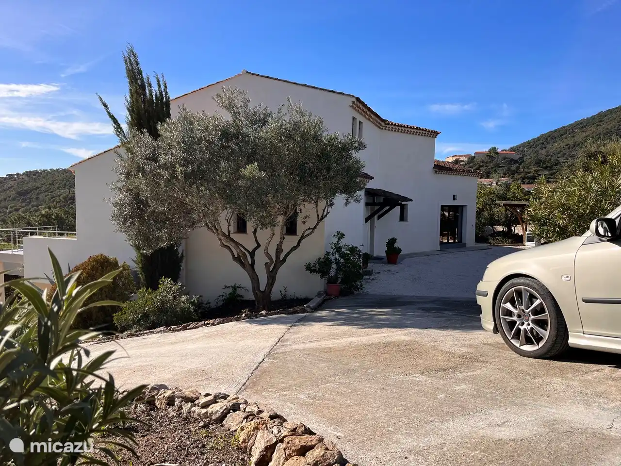 Zufahrt zur Villa mit Carport > 10 Parkplätze vor Ort