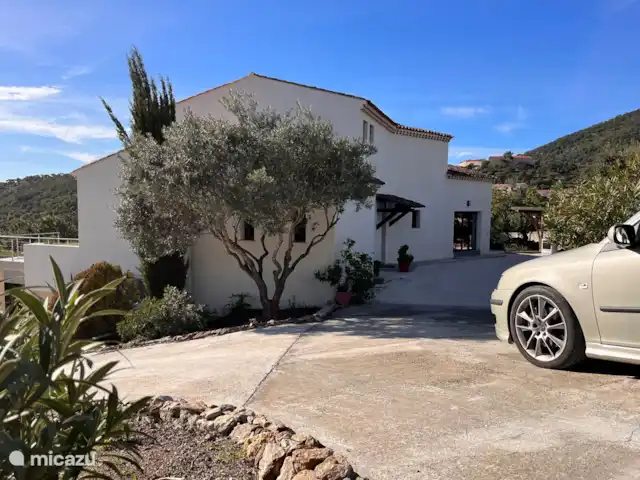 Villa Corniche con vistas al mar en St Tropez en Francia, Costa Azul, Les Issambres - villa Entrada a la villa con cochera > 10 plazas de aparcamiento en el sitio