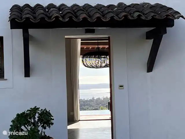 Villa Corniche con vistas al mar en St Tropez en Francia, Costa Azul, Les Issambres - villa Vista a través de la puerta principal a través de la villa y de la piscina infinita al mar.