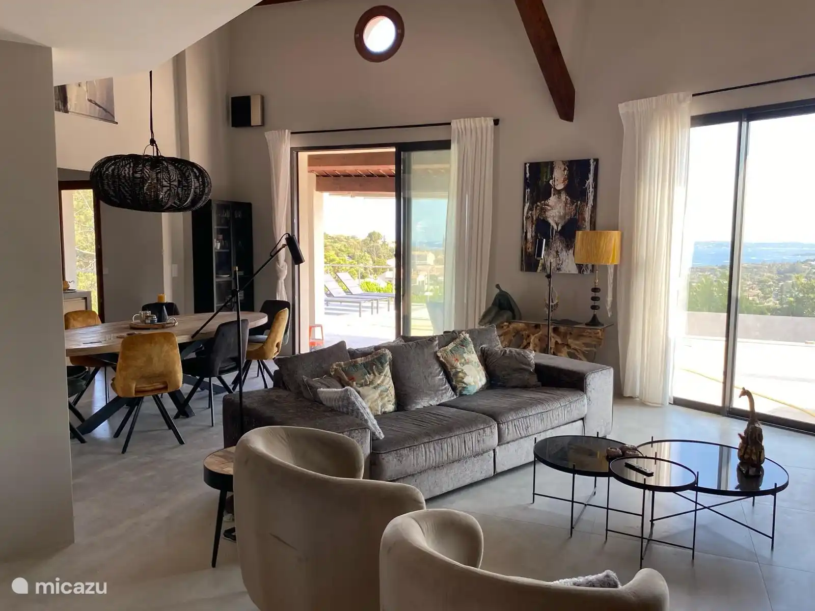 Wohnzimmer mit Blick auf den Pool und Panoramablick auf das Meer