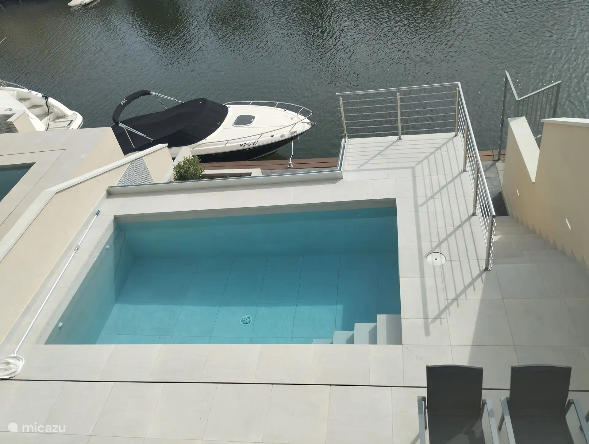 gezellig zwemmen en naar de boten kijken die voorbij varen 