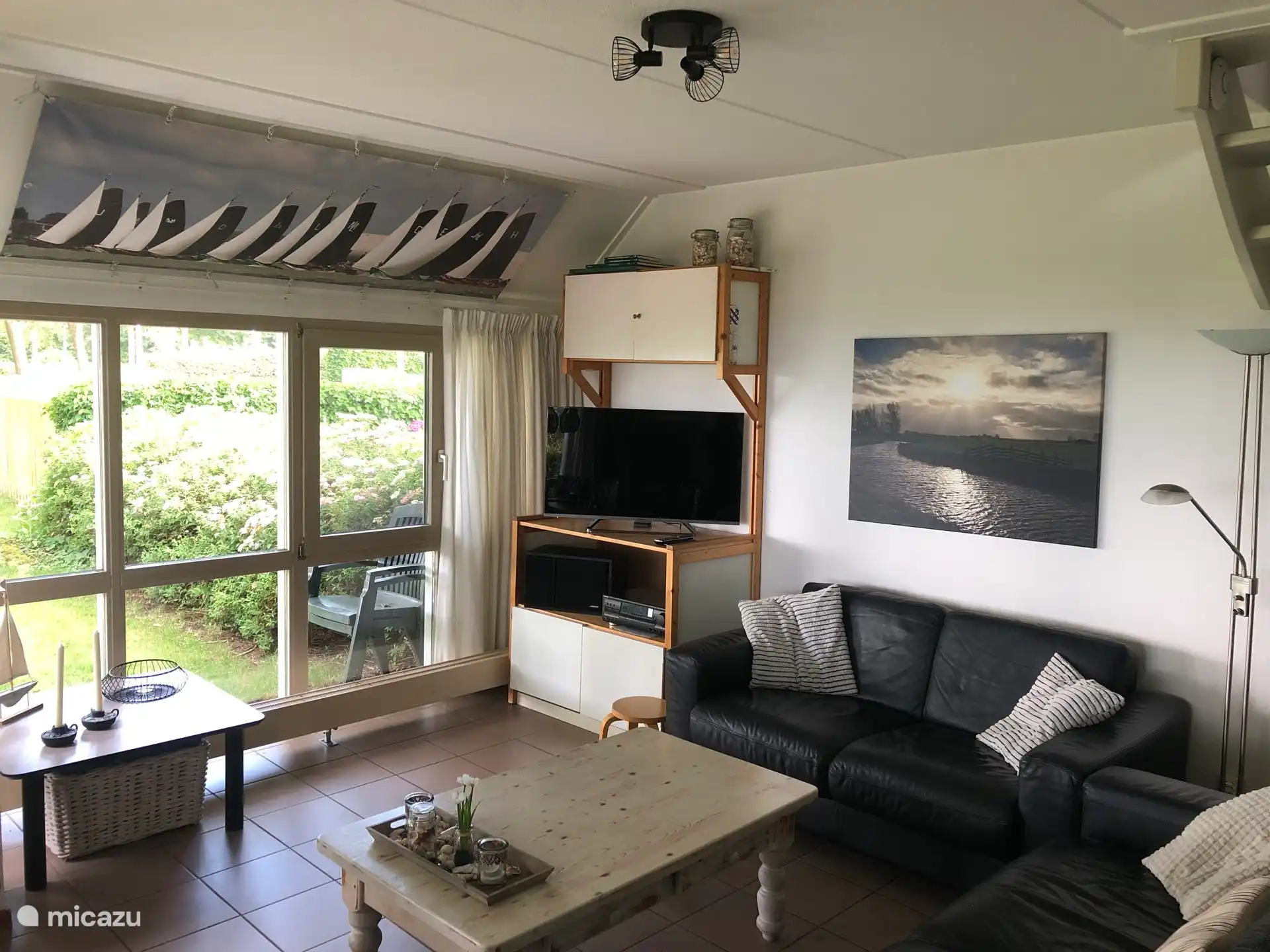 Wohnzimmer mit TV-Schrank und Stereoanlage