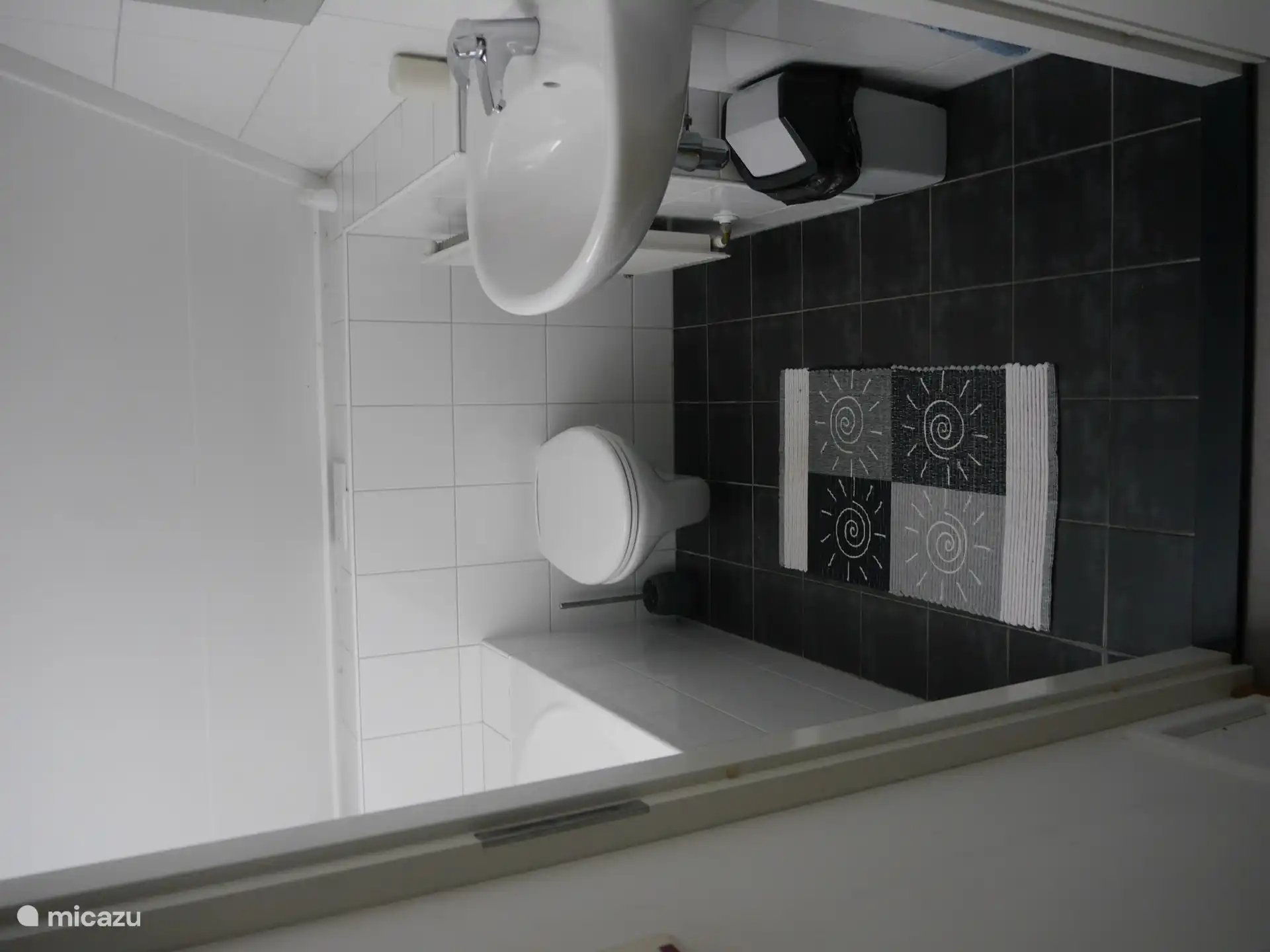 Badezimmer mit Badewanne, Waschbecken und Toilette im Obergeschoss