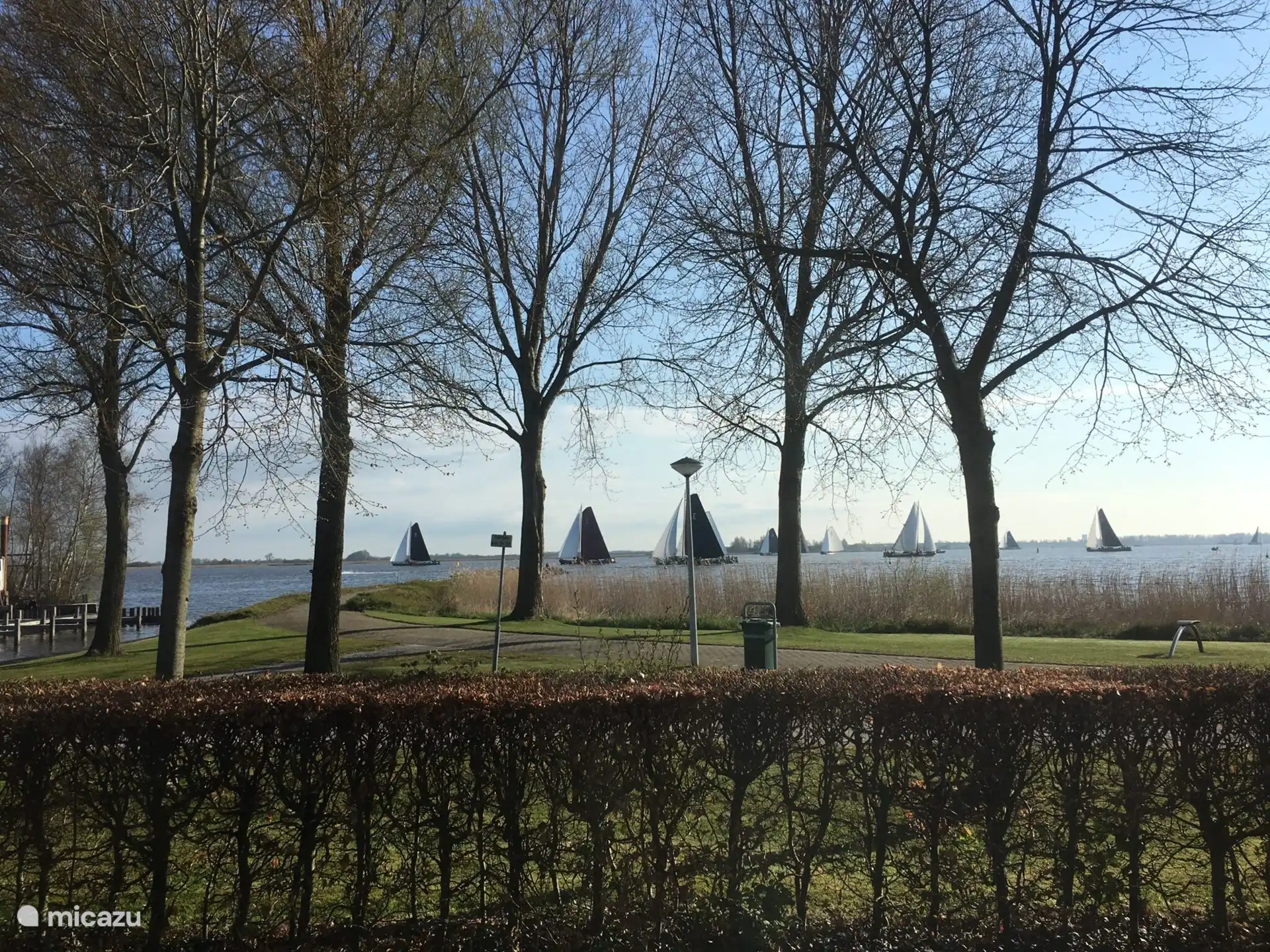 Skûtsjesilen ist vom Garten aus leicht zu verfolgen