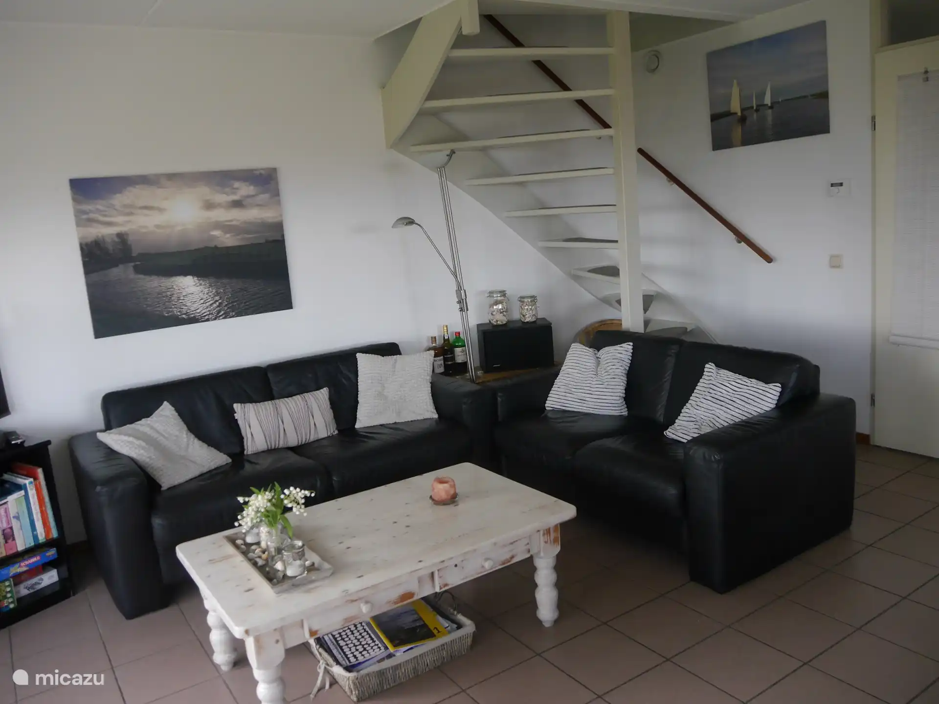 Wohnzimmer mit bequemen Sofas