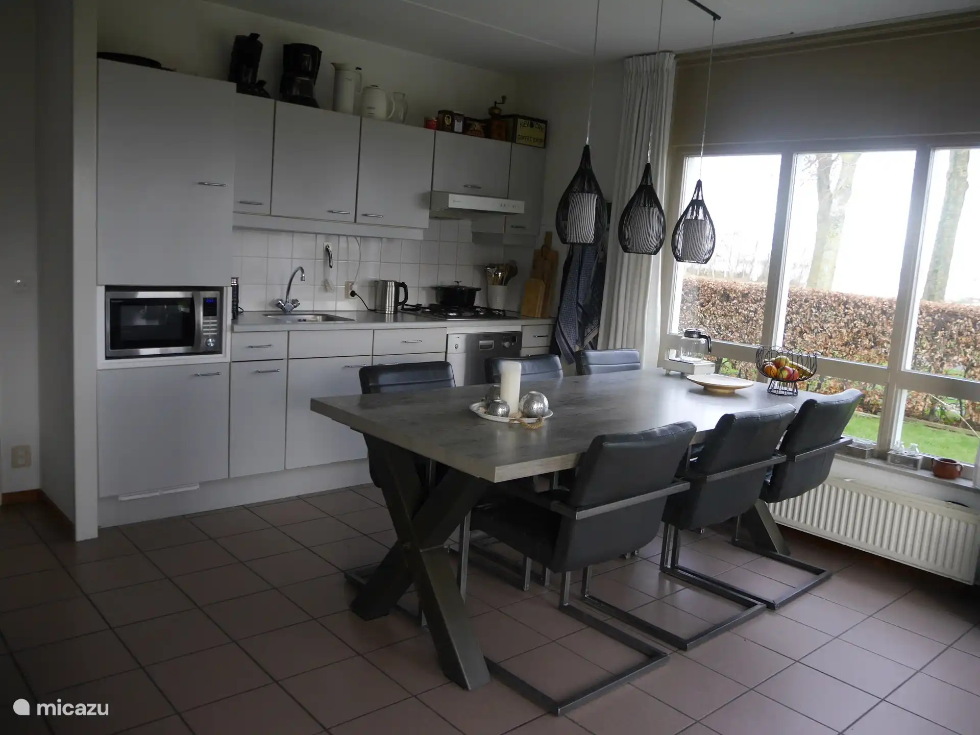 Die offene Küche mit 6-Personen-Esstisch