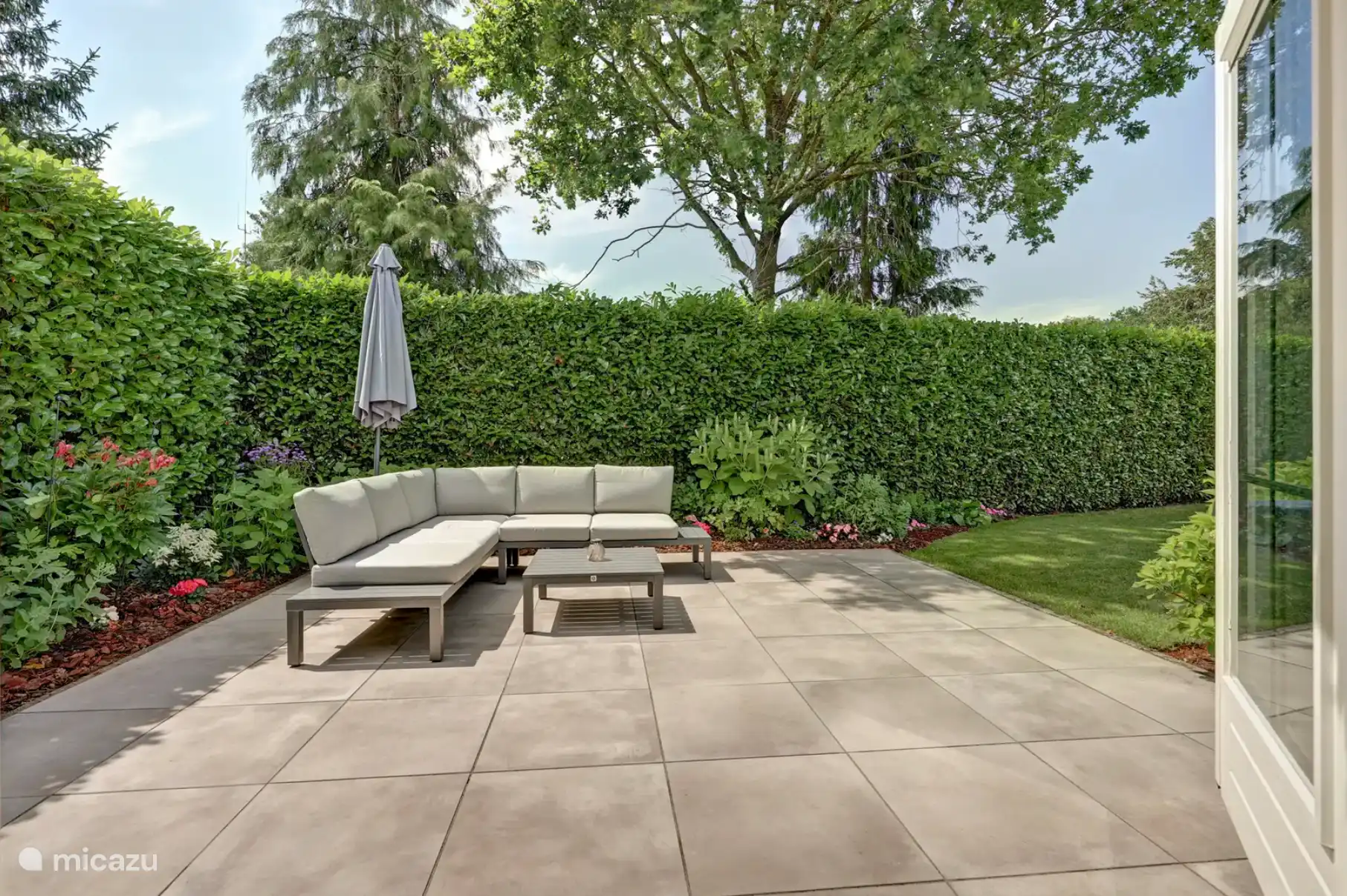 Terras met comfortabele loungeset en keramisch terras