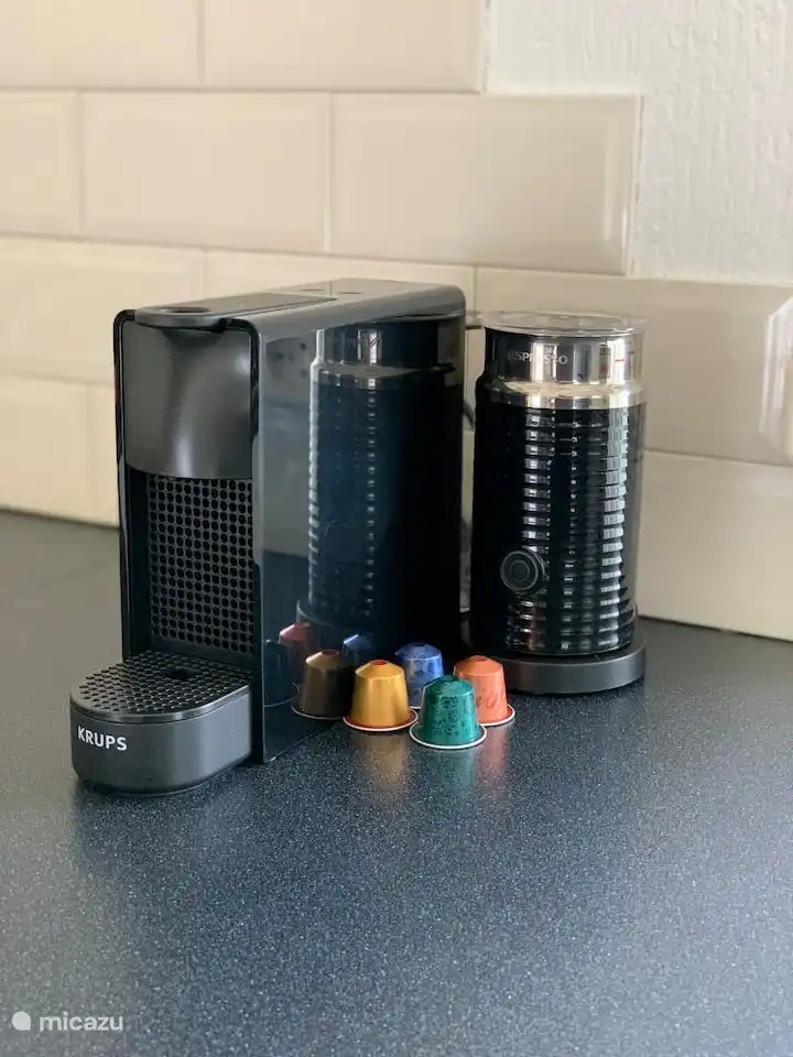 The kitchen has a luxurious KRUPS Nespresso machine with milk frother. Enjoy a delicious cup of coffee! Various flavors are already offered upon arrival.