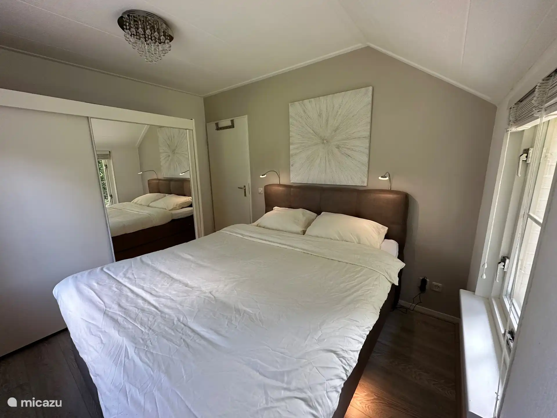 A wonderful box spring measuring 1.60 by 2 meters. The bedroom has two reading lights that you can operate individually.