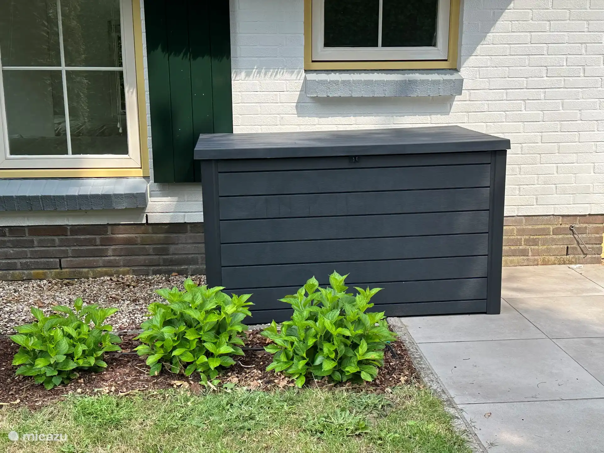 In this cushion box you can find the chair cushions for the lounge set, the tête-a-tête seat and the picnic table.