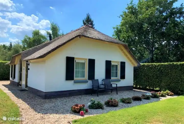 On the north side of the bungalow there is a tete-a-tête seating area where you can cool off in the summer.