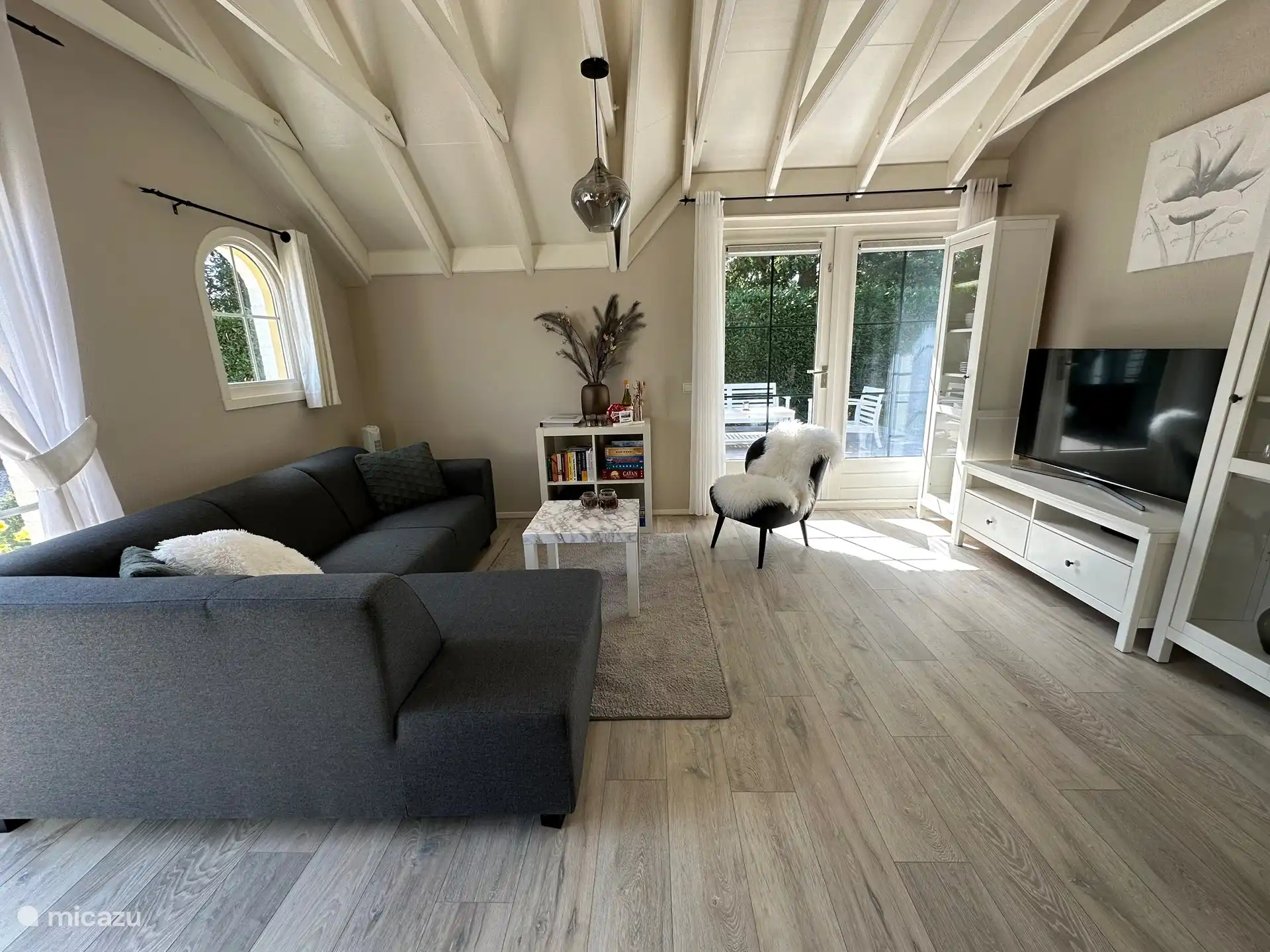 A nice corner sofa with a view of the garden. The living room has a 49 ultra HD smart TV. This gives you even more viewing pleasure on a large screen and you can use your own stream accounts if necessary.