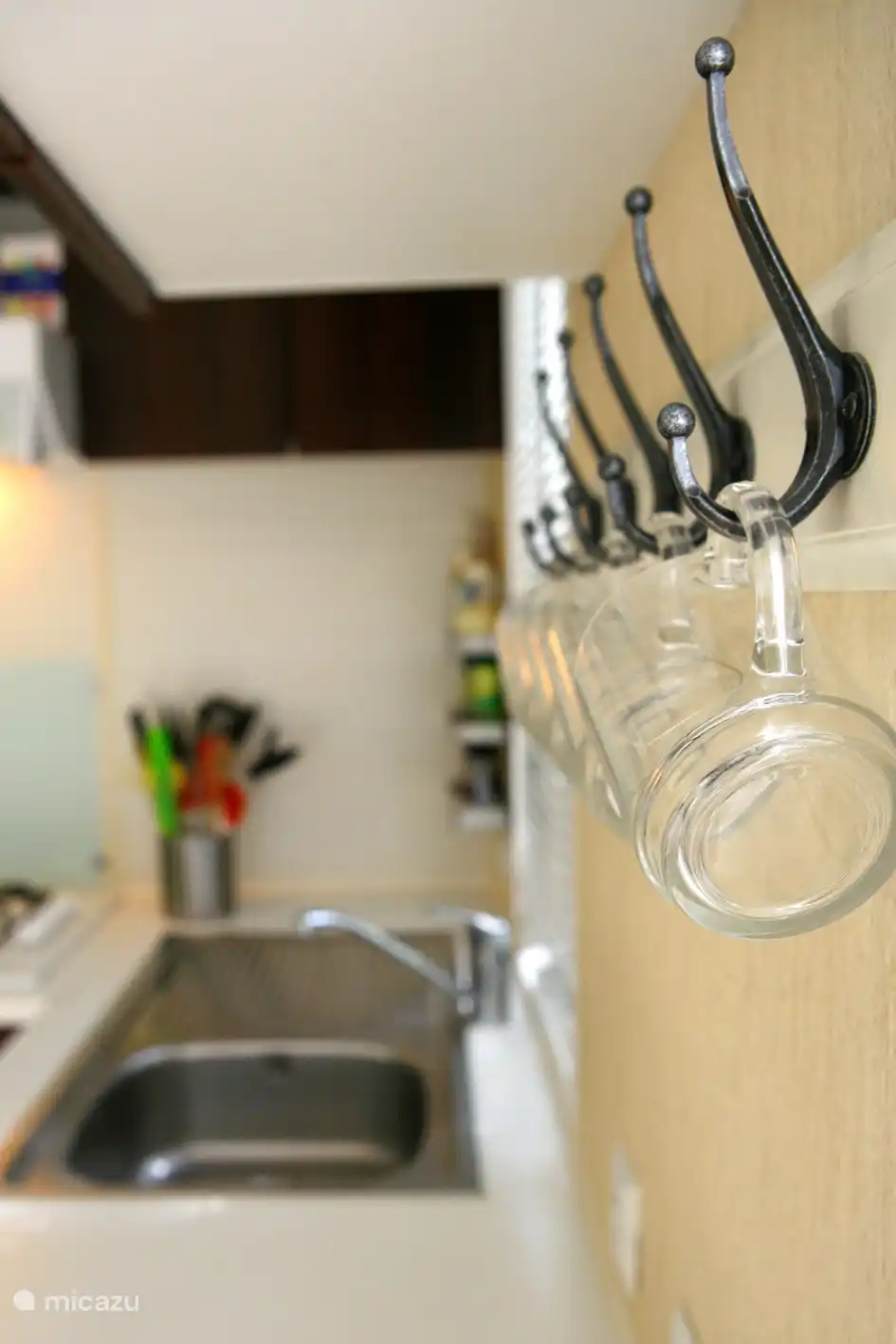 Práctica cocina totalmente equipada con frigorífico (y congelador), microondas/horno, hervidor y Senseo.