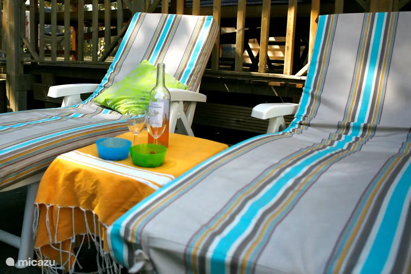 El césped (artificial) también ofrece espacio delante de la terraza para tomar el sol, jugar, relajarse o todo al mismo tiempo.