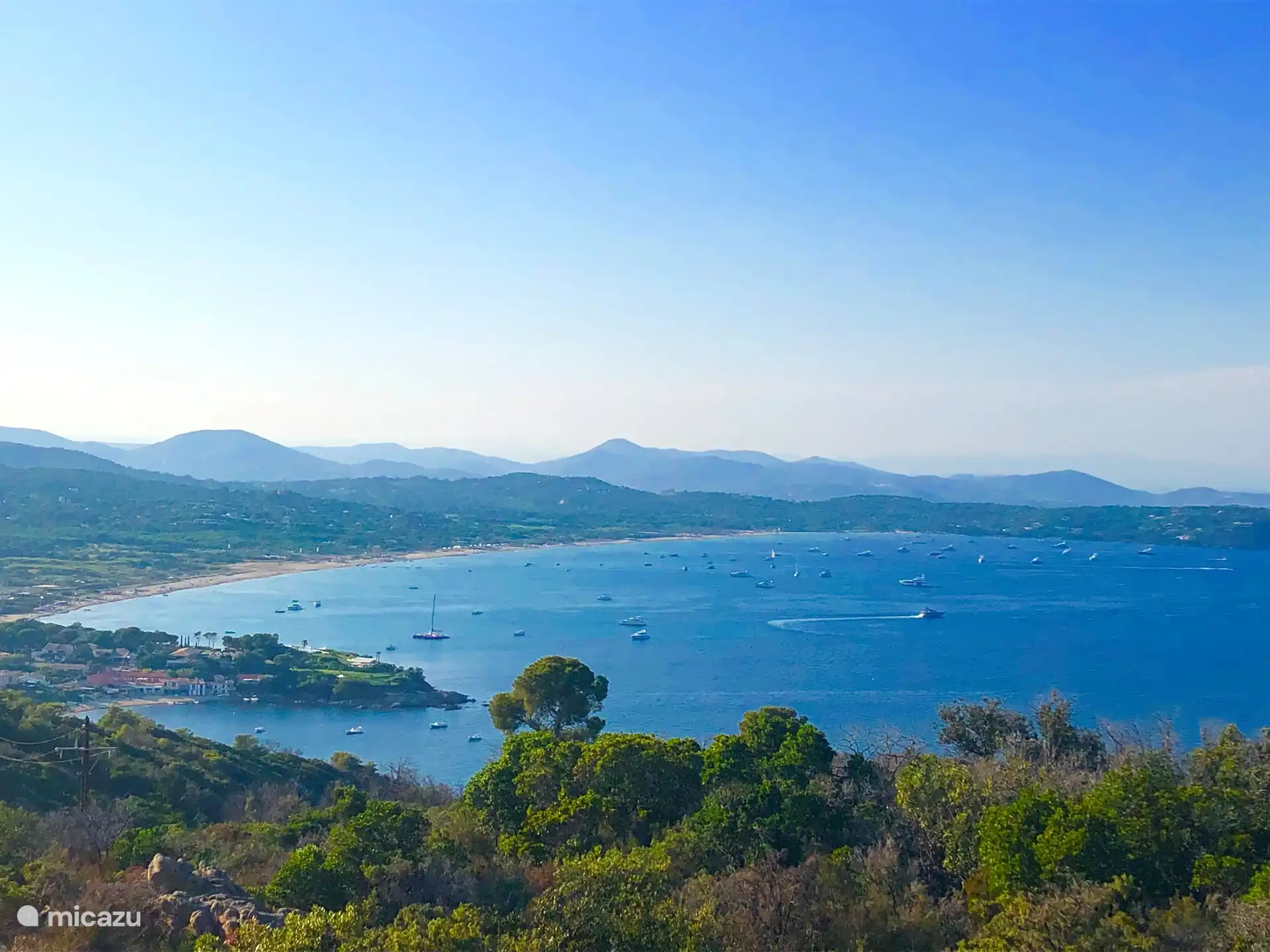 Vista de toda la bahía desde el faro de Ramatuelle