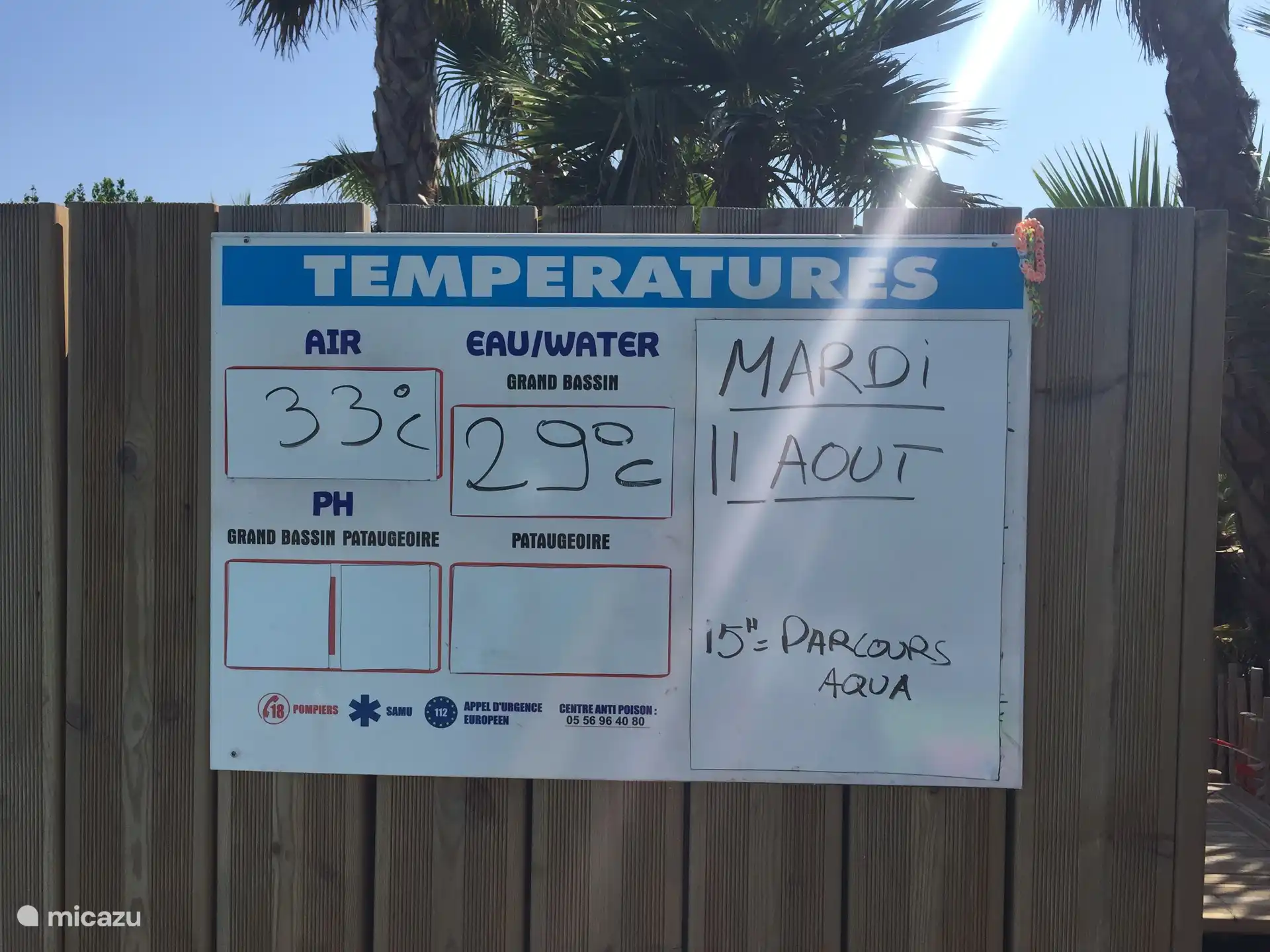 Simplemente un maravilloso día de verano en la piscina del complejo vacacional.