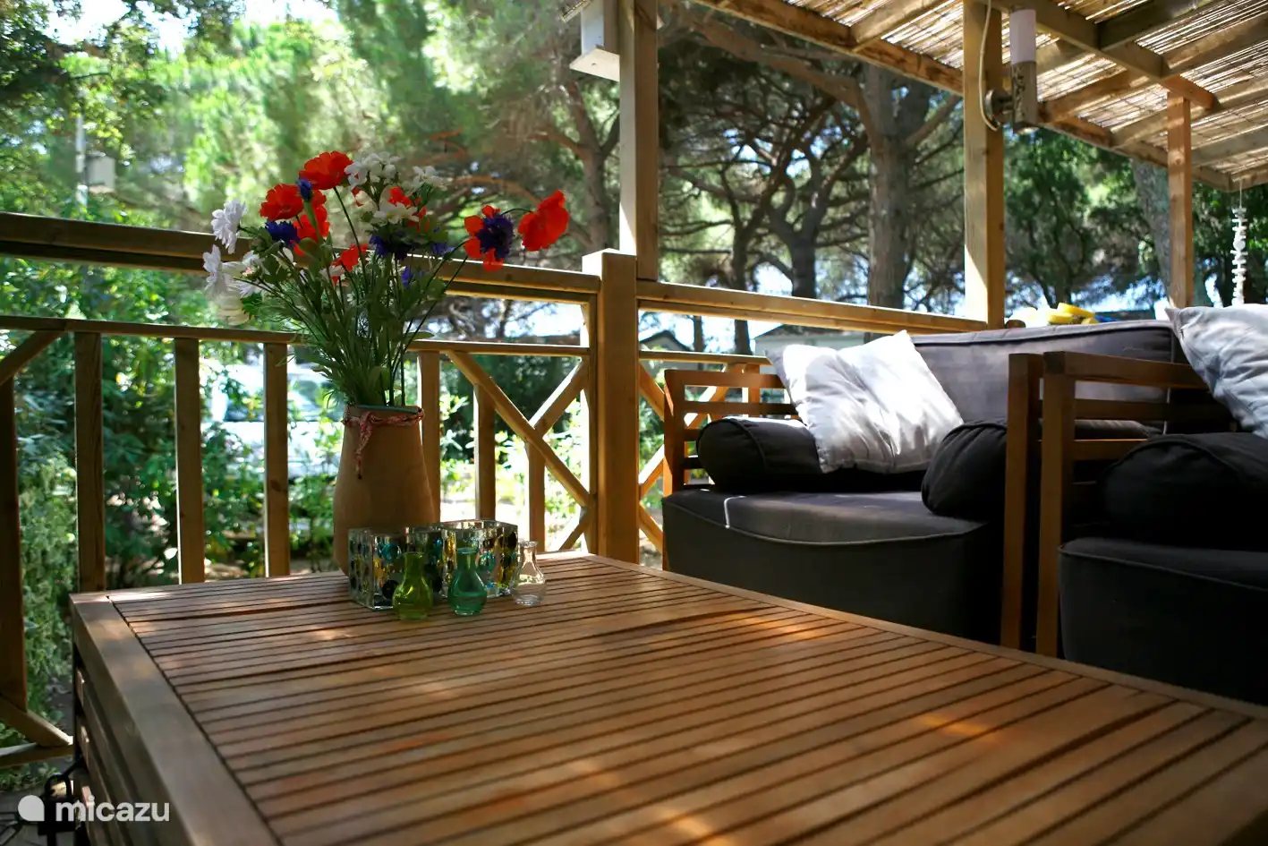 Descansando en la parte cubierta, el conjunto de salón consta de 1 sofá y 2 sillas.