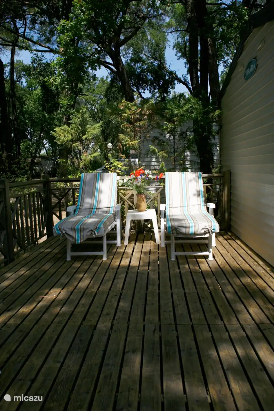 La parte del porche no cubierta que ofrece espacio para tomar el sol/relajarse en la casa móvil (sombrilla disponible)