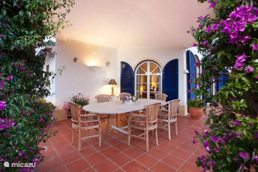 Table &#224; d&#238;ner &#224; l&#39;ext&#233;rieur