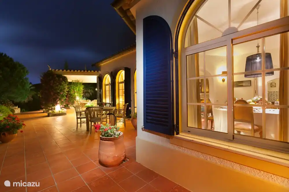 c&#244;t&#233; de la maison/salon