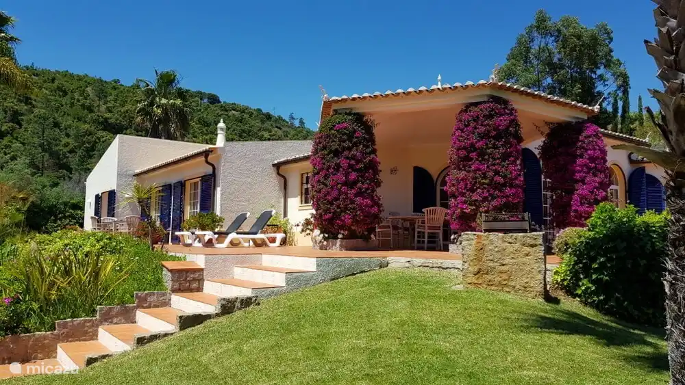 c&#244;t&#233; de la maison