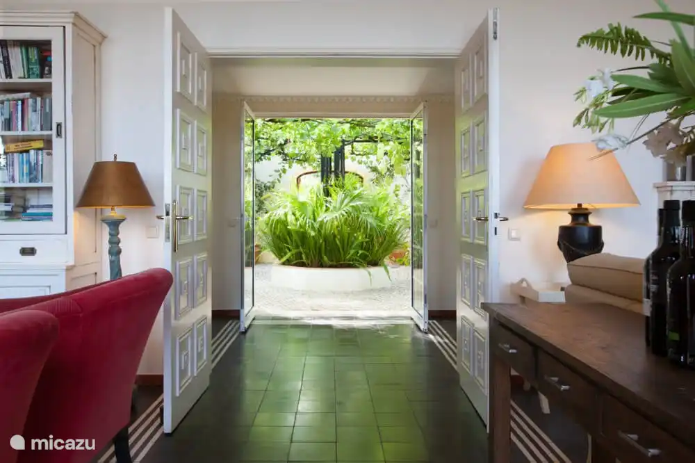 Vue traversante du salon