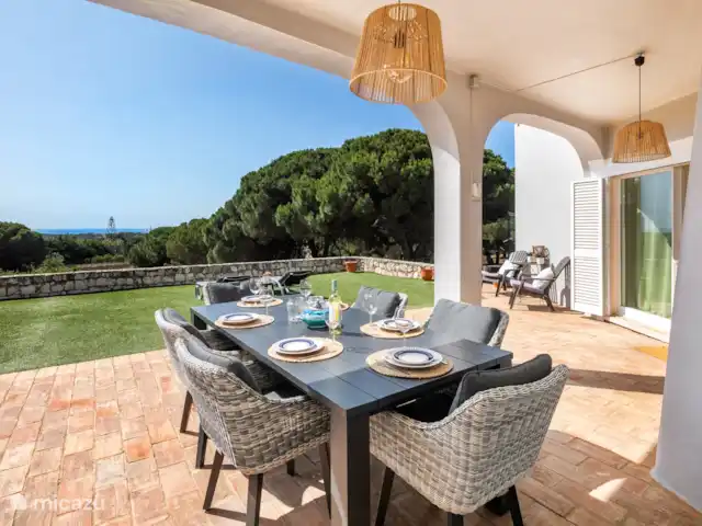 Casa das Areias Brancas en Portugal, Algarve, Carvoeiro - villa Mesa de comedor exterior en la terraza frente al salón y la cocina.