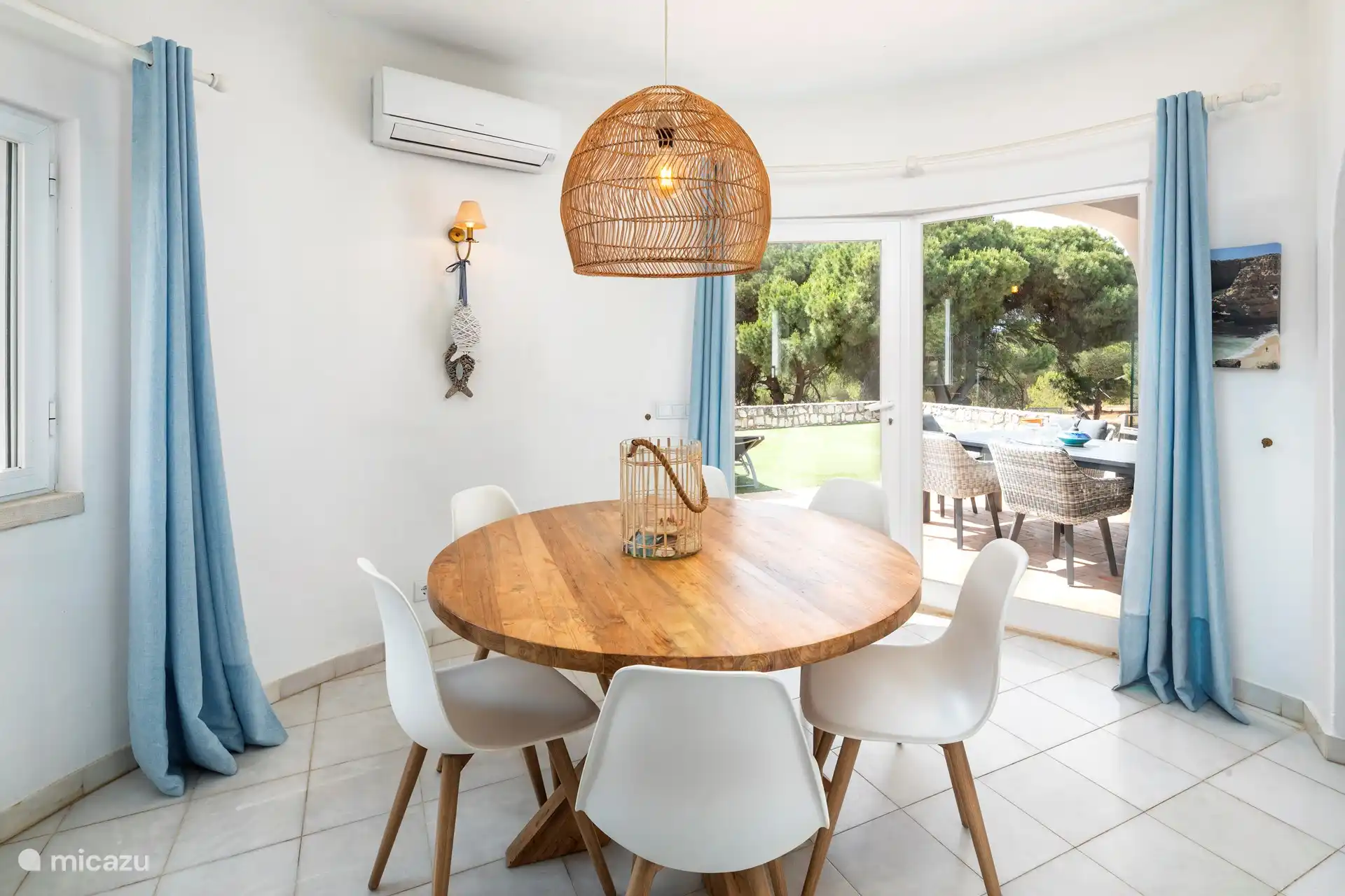 Comedor interior entre la cocina y el salón.