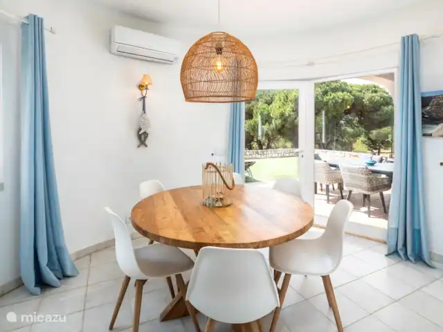 Casa das Areias Brancas en Portugal, Algarve, Carvoeiro - villa Comedor interior entre la cocina y el salón.