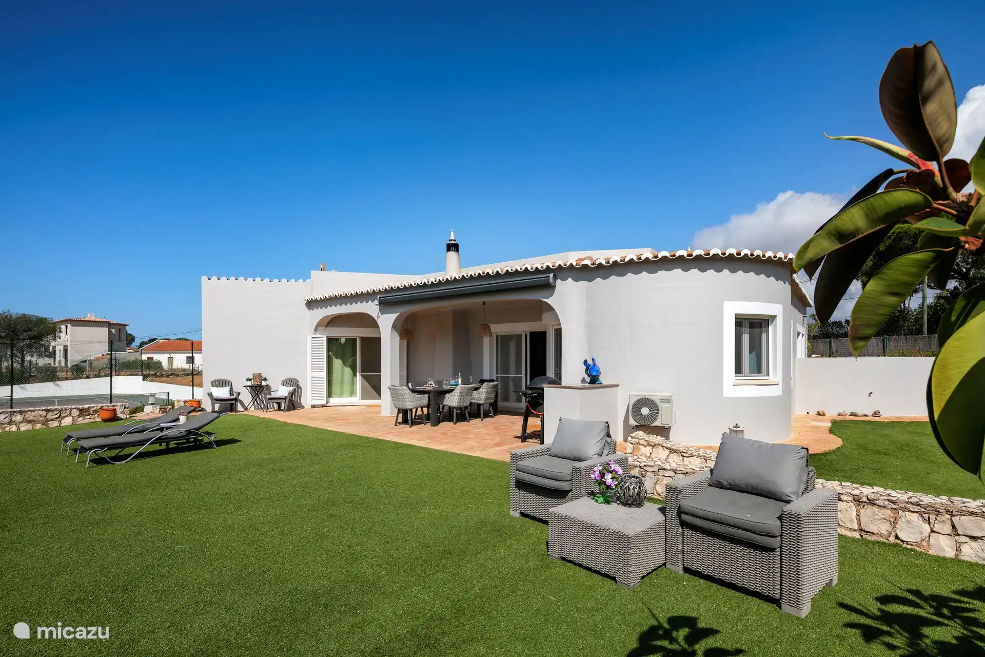 Terraza y zona de césped.