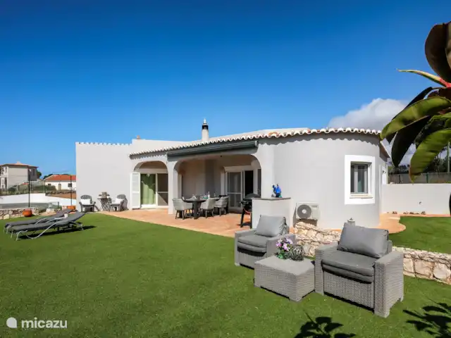 Casa das Areias Brancas en Portugal, Algarve, Carvoeiro - villa Terraza y zona de césped.