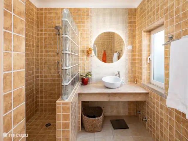 Casa das Areias Brancas en Portugal, Algarve, Carvoeiro - villa Baño privado al dormitorio principal.