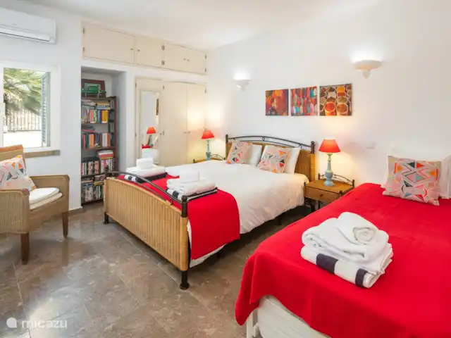 Casa das Areias Brancas en Portugal, Algarve, Carvoeiro - villa Dormitorio nº 3 con cama doble y dos camas supletorias.