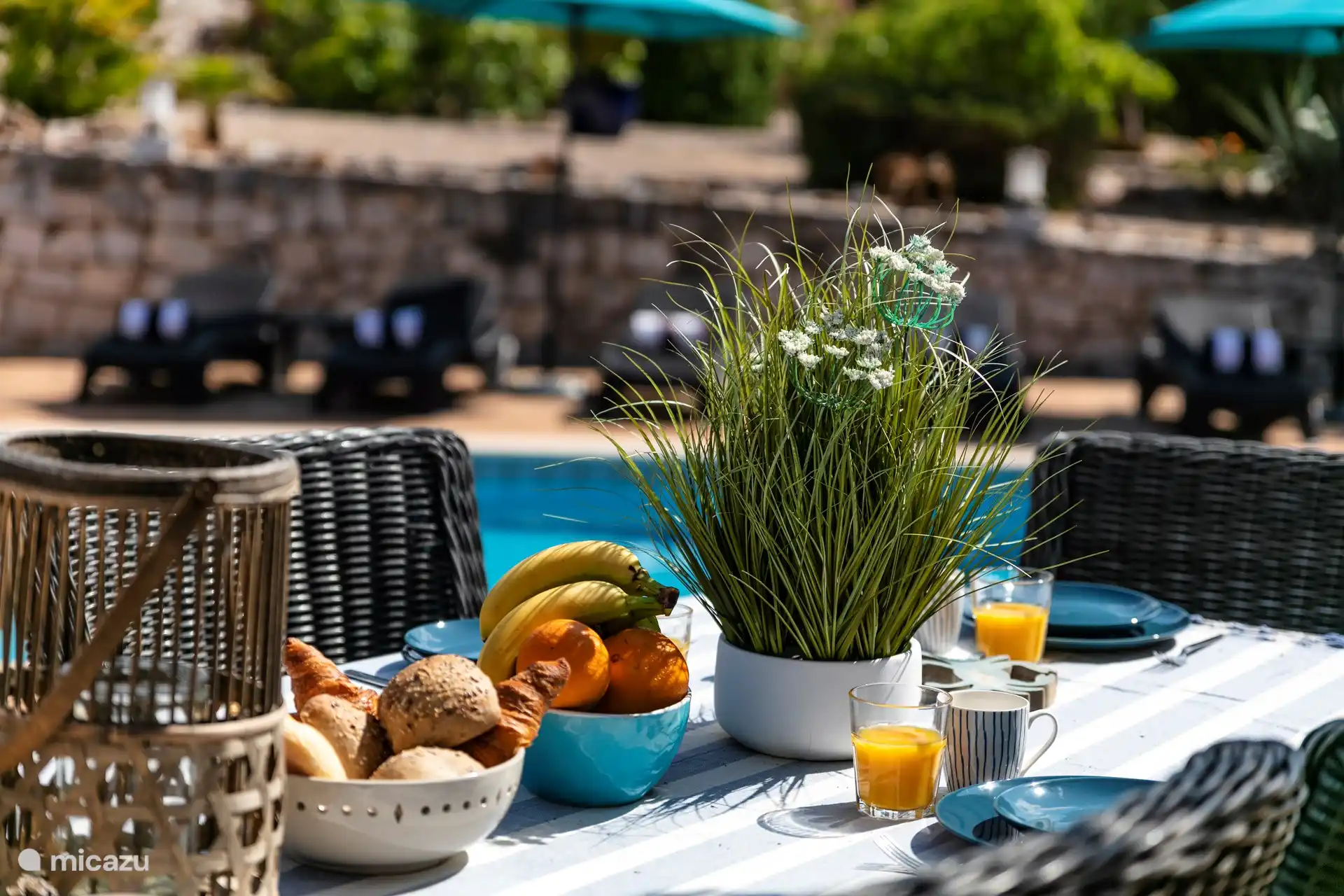 Delicioso desayuno en una de las mesas exteriores.
