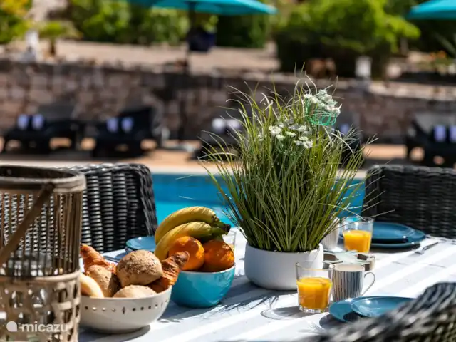 Casa das Areias Brancas en Portugal, Algarve, Carvoeiro - villa Delicioso desayuno en una de las mesas exteriores.
