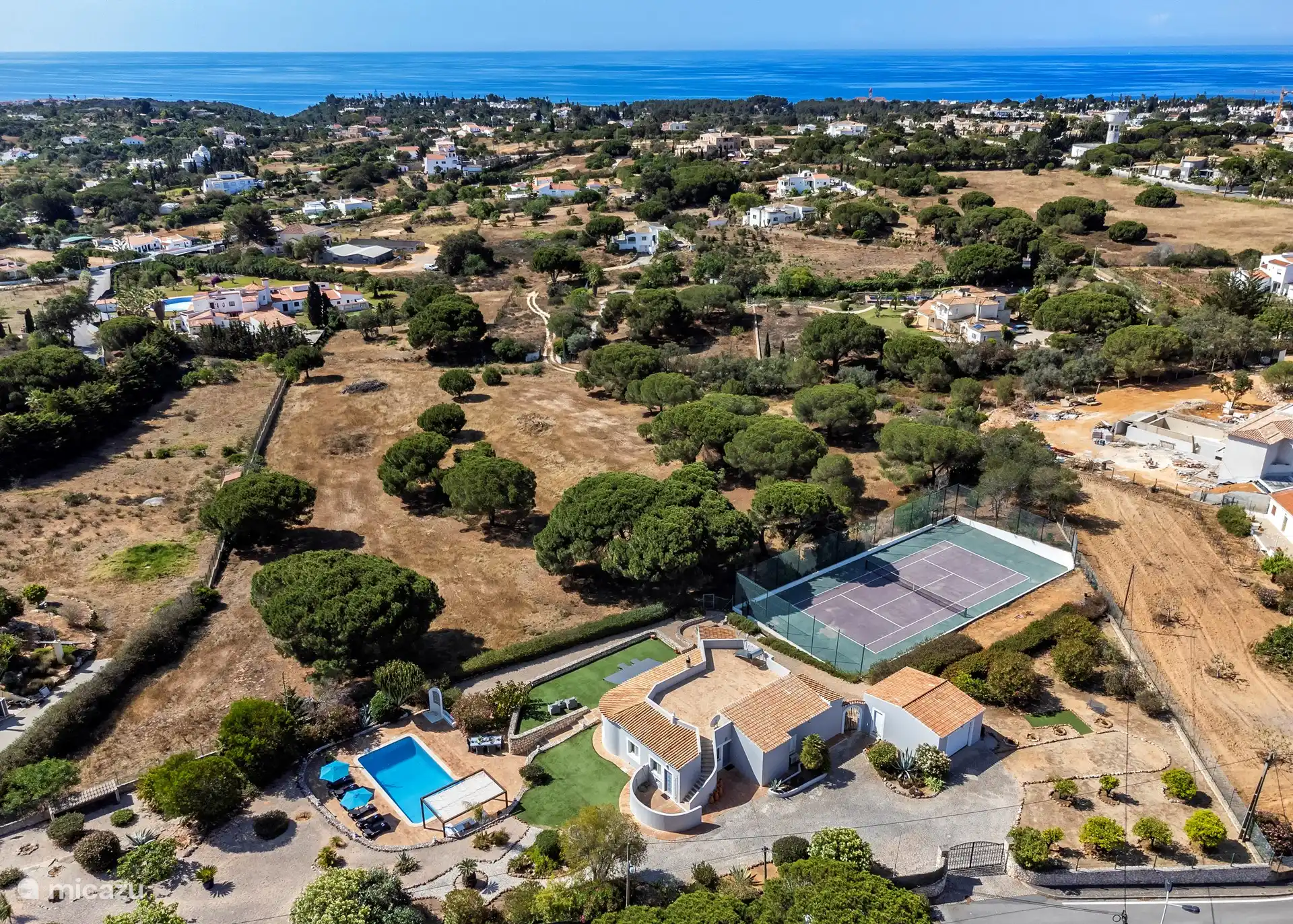 A poca distancia de la costa y de algunas de las playas más hermosas del Algarve.