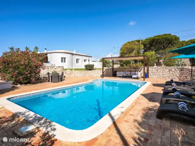 Casa das Areias Brancas en Portugal, Algarve, Carvoeiro - villa Gran piscina con sala de estar y tumbonas.