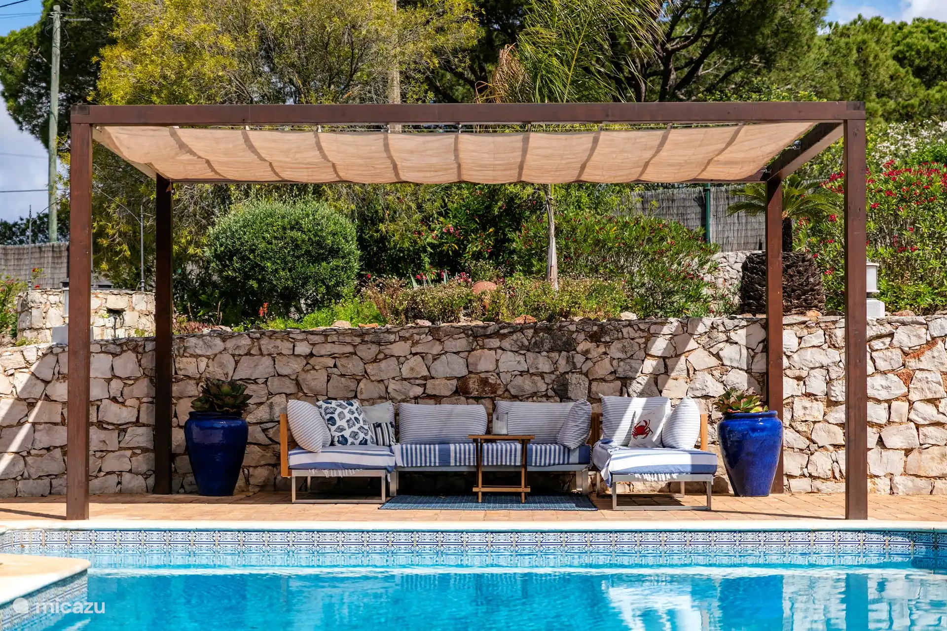 Área de descanso en la piscina