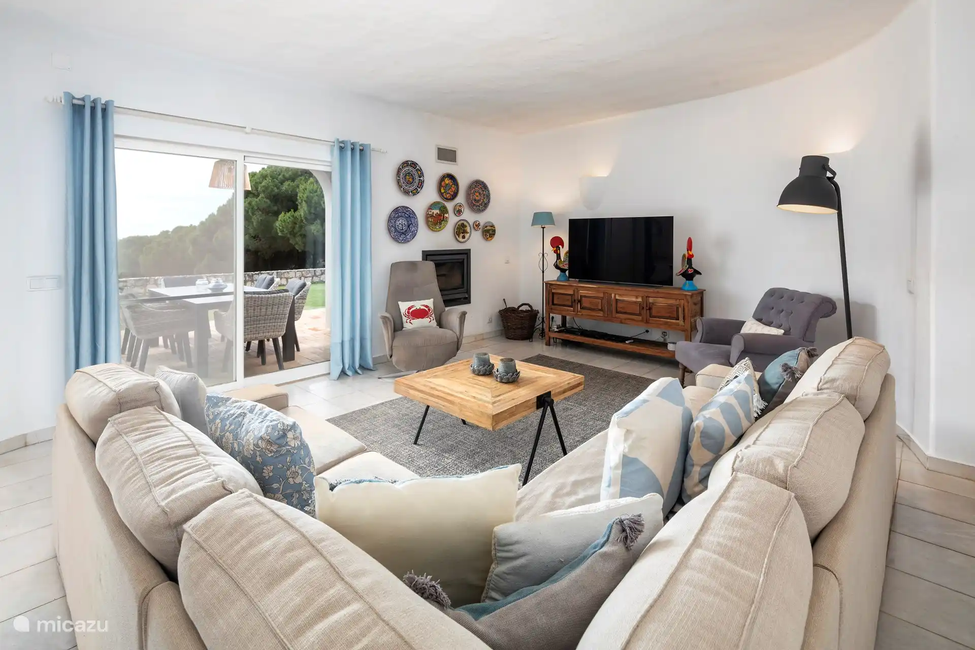 Salón luminoso, espacioso y confortable.