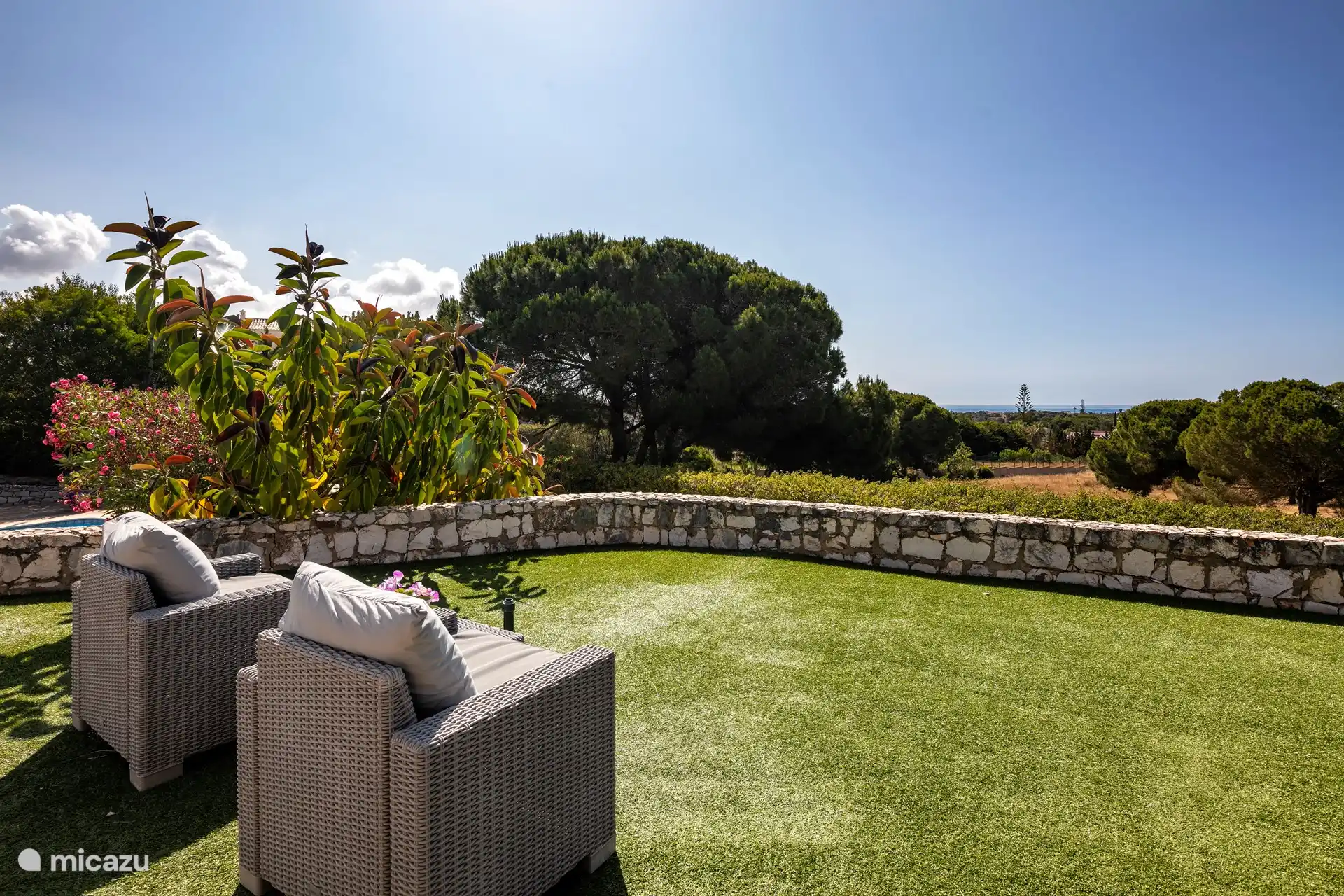 Salón situado frente a la terraza con vistas al mar.