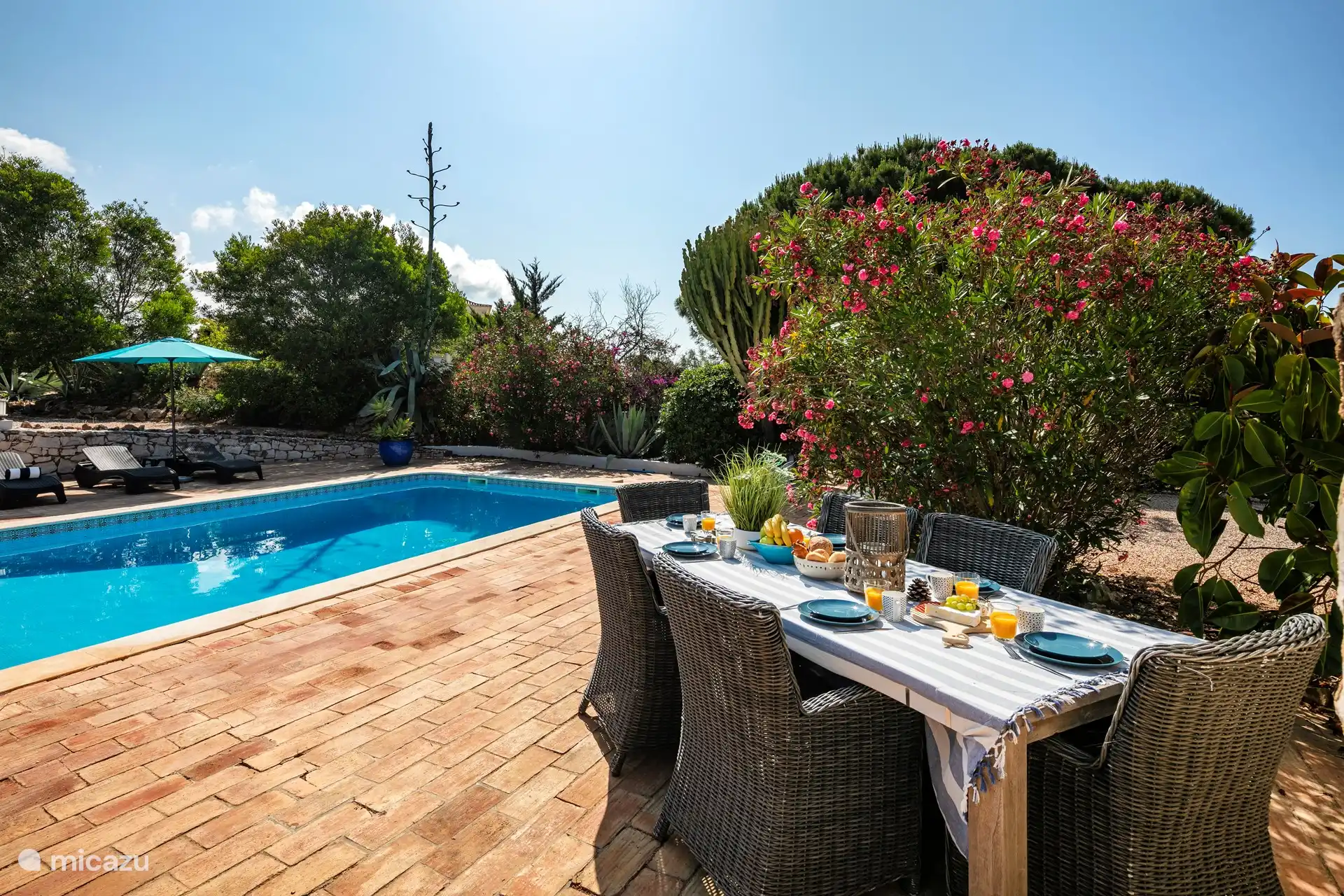 Área de comedor al lado de la piscina.