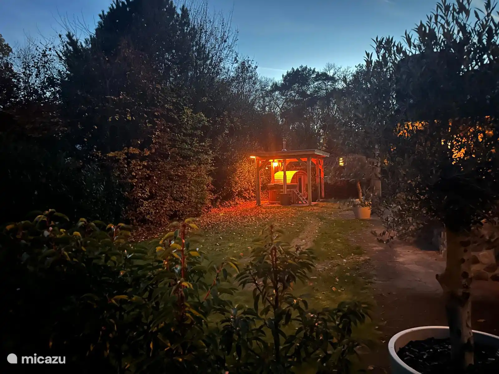 Wellnessbereich im schönen, geräumigen Garten mit viel Privatsphäre