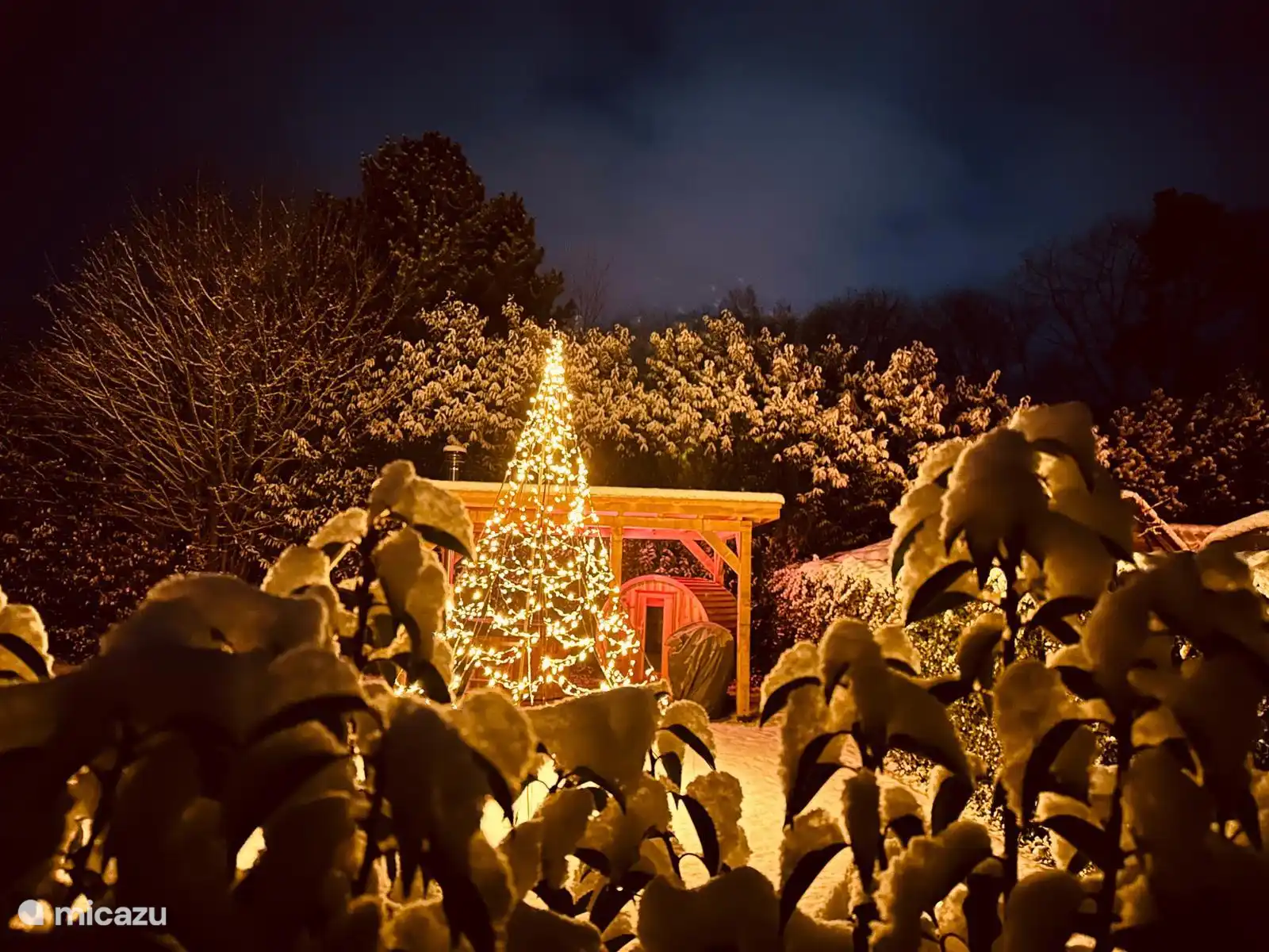 Winterwonderland achtertuin bij kerstsfeer in de sneeuw