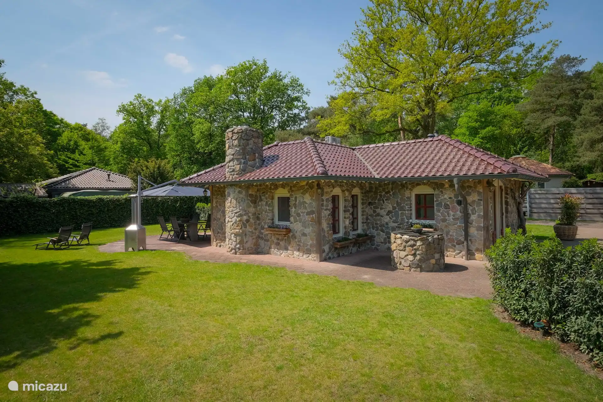 Waldperle; ein schönes Ferienhaus mit großzügigem sonnigem Garten, Vogelgezwitscher, einem abschließbaren Schuppen und Ladestation für EV + Ladestationen für Elektrofahrräder