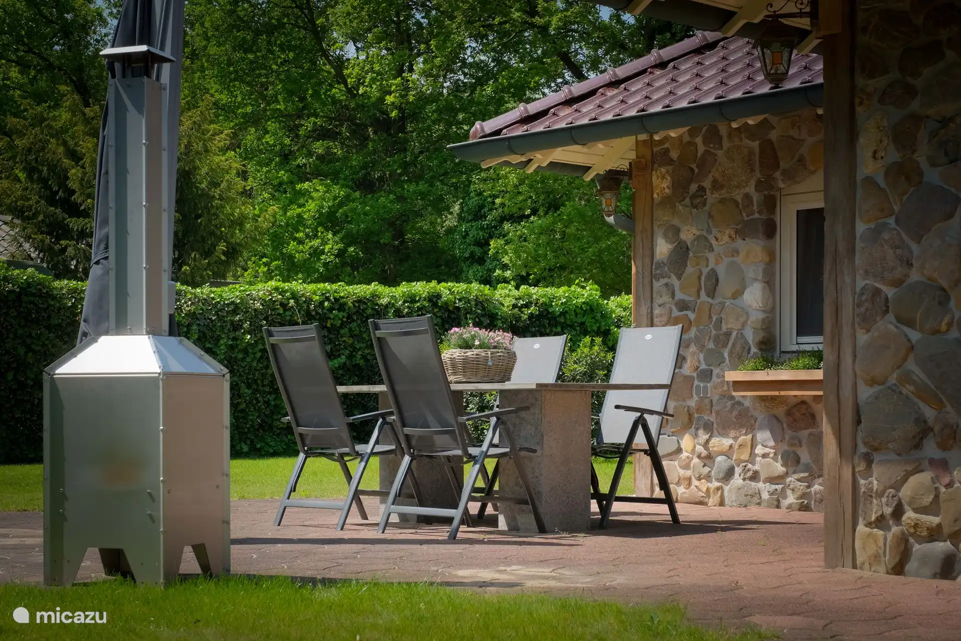 Terrasse mit großem Sonnenschirm