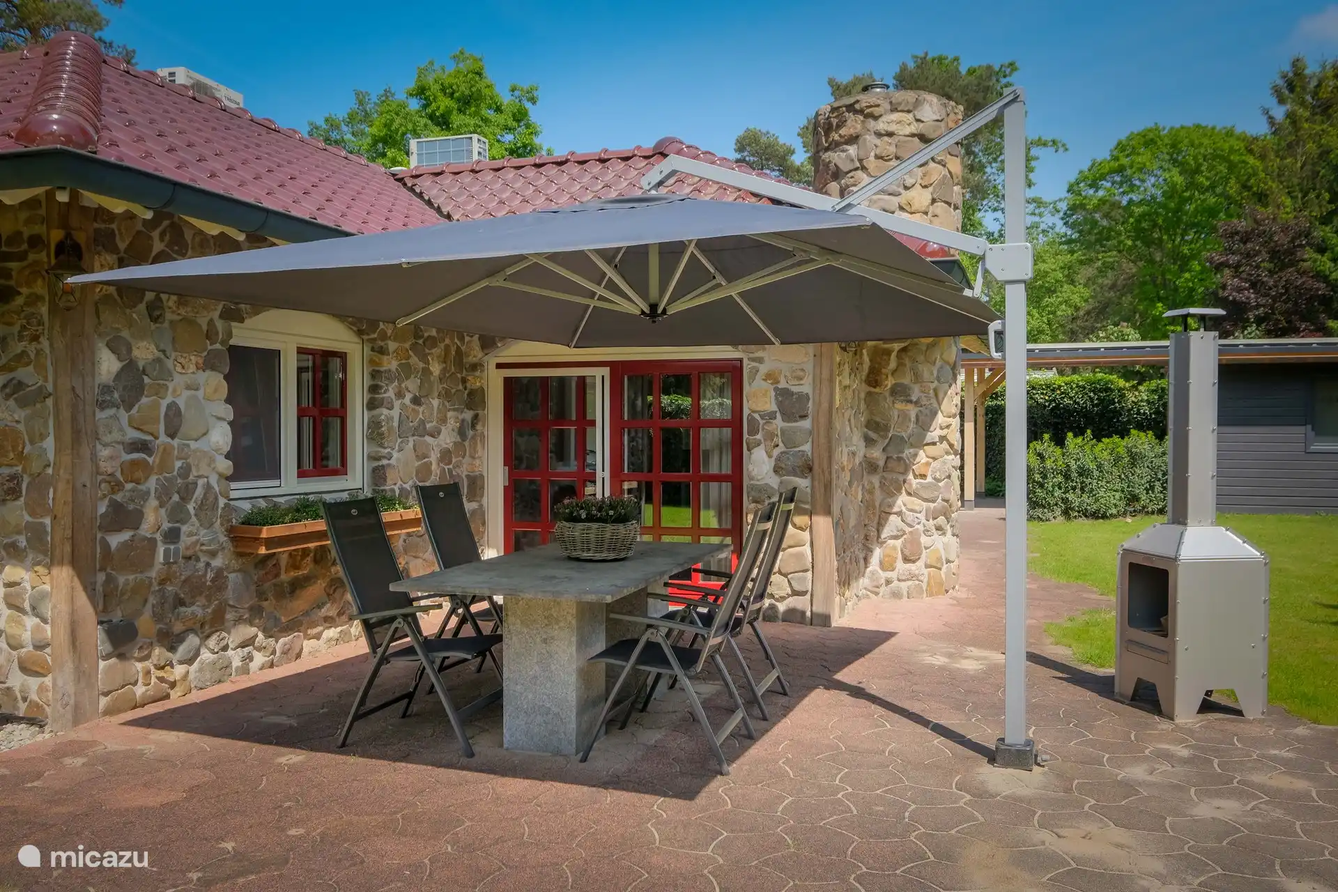 Terrasse mit großem Sonnenschirm