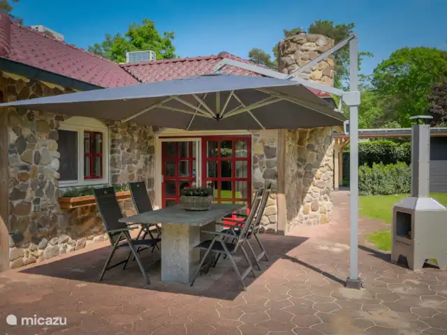 Bosparel huren in Nederland, Overijssel, Holten - vakantiehuis Terras met grote parasol