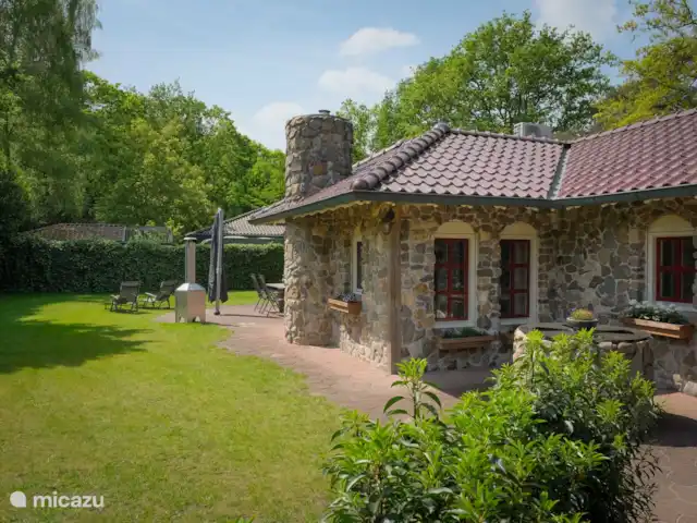 Bosparel huren in Nederland, Overijssel, Holten - vakantiehuis Achterthuis, uitzicht op woning en tuin vanaf de schuur bekeken